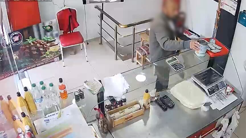 Sultangazi'de Bağış Kumbarası Hırsızlığı Güvenlik Kamerasında