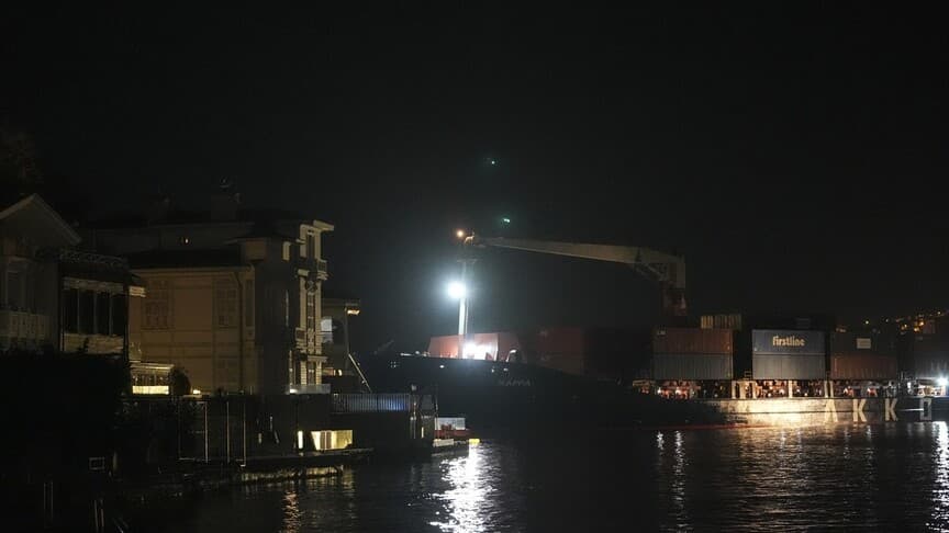 Sarıyer'de Karaya Oturan Konteyner Gemisi İçin Kurtarma Çalışmaları Başladı