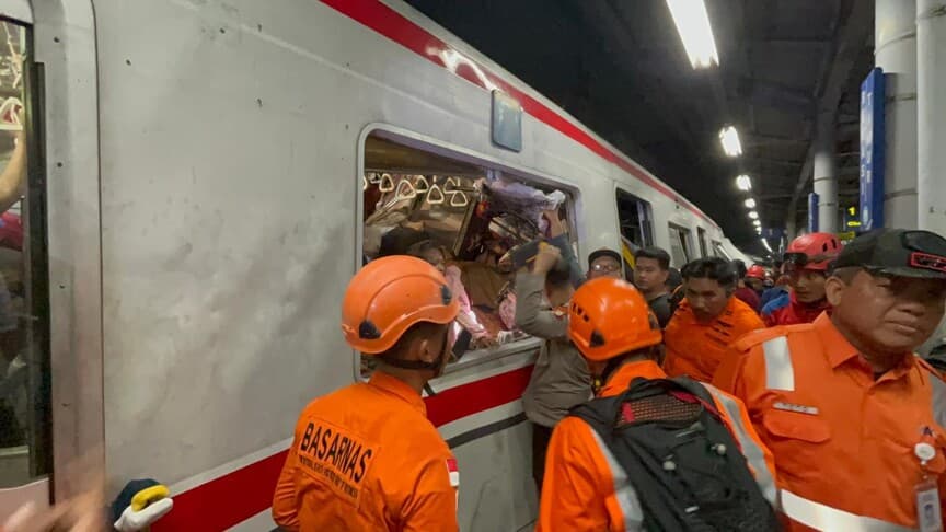 Endonezya'daki Tren Kazasında Ölü Sayısı 14'e Yükseldi
