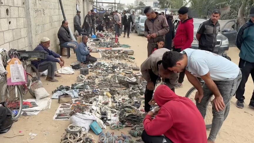 Gazzeliler Enkazdan Hurdalarla Hayatta Kalıyor