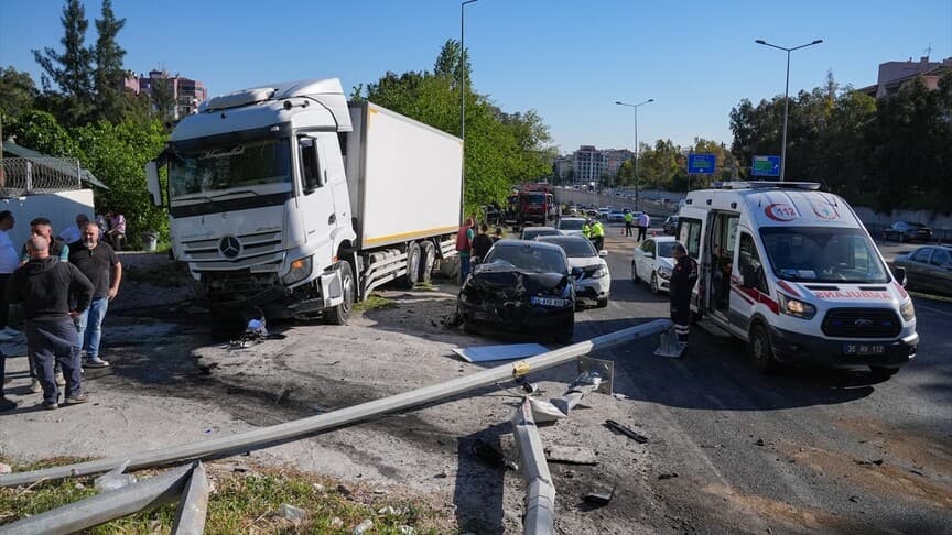 İzmir'de Tır Kazasında İki Kişi Hayatını Kaybetti